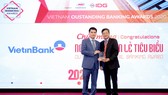 Giám đốc Khối bán lẻ VietinBank Đàm Hồng Tiến nhận giải tại sự kiện