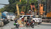 Chiều 5-2, việc nâng cấp đường Nguyễn Hữu Cảnh (quận Bình Thạnh) vẫn được tiến hành, gây khó khăn cho người tham gia giao thông. Ảnh: ĐỨC TRUNG