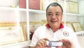 Chú Nguyễn Văn Tác phấn khởi cầm thẻ đăng ký hiến tạng trên tay
