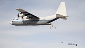 Chiếc C-130 thả drone giữa không trung