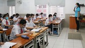 Học sinh khối 9, Trường THCS Nguyễn Du (quận 1) ôn tập trực tiếp tại trường