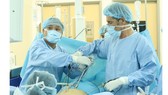 Bác sĩ Robert Riche và bác sĩ Hồ Nguyên Tiến trực tiếp thực hiện ca mổ nội soi điều trị cho bệnh nhân sa tạng chậu phức tạp