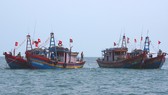 Các tàu giã cào đánh bắt sai vùng biển quy định bị bắt giữ
