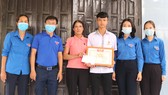 Quảng Bình: Trao Huy hiệu Tuổi trẻ dũng cảm cho người cứu sống 2 em nhỏ