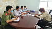 Ngày 6-5, ông Lê Quang H. (bìa phải) bị cơ quan chức năng  tỉnh Thừa Thiên - Huế phạt 5 triệu đồng vì phát tán tin giả về dịch Covid-19