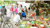 Một chợ tự phát ở quận Bình Thạnh vẫn hoạt động nhộn nhịp  trong ngày 20-6. Ảnh: ĐOÀN HIỆP