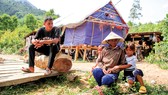 Người dân xã Hướng Sơn, huyện Hướng Hóa, Quảng Trị ngóng đất xây nhà tái định cư. Ảnh: NGUYỄN HOÀNG
