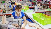 Giảm lãi suất cho vay, ưu tiên DN sản xuất. Trong ảnh: Công nhân sản xuất  tại Công ty Dệt may Kim Dung, quận 12, TPHCM. Ảnh:  HOÀNG HÙNG