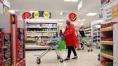 Người dân Anh đi mua sắm ở siêu thị. Nguồn: Reuters