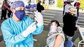 Tiêm vaccine Covid-19 tại Peru. Ảnh: AP