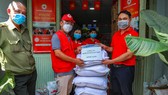 Tặng 1 tấn gạo cho Hội chữ thập đỏ TPHCM 