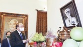  Chủ tịch nước Nguyễn Xuân Phúc dâng hương trước anh linh  Đại tướng Võ Nguyên Giáp tại nhà riêng Đại tướng, số 30 Hoàng Diệu, Hà Nội. Ảnh: TTXVN