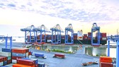 Bốc dỡ hàng hóa tại cảng quốc tế Cái Mép