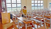 Giáo viên Trường Tiểu học xã Đạ Nhim, huyện Lạc Dương,  tỉnh Lâm Đồng dọn vệ sinh để đón học sinh tựu trường. Ảnh: ĐOÀN KIÊN