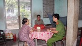 Thiếu tá Nguyễn Trung Hiếu thăm hỏi hộ gia đình có hoàn cảnh khó khăn (ảnh chụp lúc chưa giãn cách xã hội)