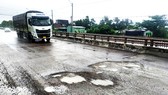 Đoạn QL1A gần mố cầu Trà Bình (qua xã Mỹ Hiệp, huyện Phù Mỹ,  tỉnh Bình Định) bị mưa đào sâu, phá hỏng rất nặng trong ngày 26-10