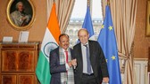 Cố vấn an ninh quốc gia Ấn Độ Ajit Doval và Ngoại trưởng Pháp Jean-Yves Le Drian ở Paris. Nguồn: indianexpress.com