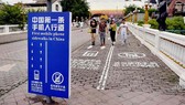 Chính quyền TP Trùng Khánh (Trung Quốc) đã bố trí làn đường riêng cho người muốn vừa đi vừa dùng điện thoại thông minh