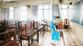 Tiến hành khử khuẩn, vệ sinh phòng học  tại Trường THPT Nguyễn Du (quận 10) chiều 1-12