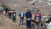 Người dân gặp khó khăn do ảnh hưởng của dịch Covid-19 xếp hàng chờ nhận lương thực cứu trợ ở ngoại ô thủ đô Lima, Peru