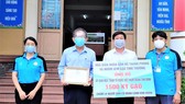 Thầy Hồ Thanh Phong (thứ hai từ trái sang) tặng 1.500kg gạo cho Ủy ban MTTQ quận Tân Bình  để chăm lo người dân có hoàn cảnh khó khăn 