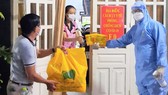 Phát túi thuốc điều trị cho F0 cách ly tại nhà