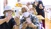 Người cao tuổi sử dụng điện thoại thông minh  tại một trung tâm chăm sóc người cao tuổi cộng đồng ở Thượng Hải