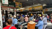 Người dân xếp hàng đợi mua xăng tại một cây xăng  ở quận Gò Vấp, ngày 20-2. Ảnh: THI HỒNG
