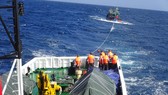 Tàu Vùng 2 Hải quân hỗ trợ cứu 11 ngư dân Khánh Hòa gặp nạn trên biển