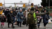Người Ukraine di tản qua biên giới Ukraine-Ba Lan ở Korczowa, Ba Lan, ngày 5-3. Ảnh: REUTERS