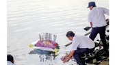 Thả hoa đăng tưởng niệm các liệt sĩ hy sinh tại đảo Gạc Ma trên sông Hàn (Đà Nẵng) Ảnh: TTXVN