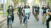 Các tình nguyện viên đạp xe kêu gọi bảo vệ môi trường