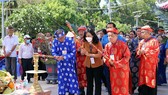 Các đại biểu dâng hương tưởng niệm các anh hùng liệt sĩ, người dân yêu nước đã hy sinh tại Côn Đảo. Ảnh: Báo BRVT.