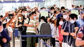 Khách quốc tế xếp hàng chờ làm thủ tục nhập cảnh tại sân bay Suvarnabhumi, Thái Lan. Ảnh: Bangkok Post