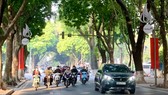 Bắc bộ hửng nắng, Trung bộ và Nam bộ mưa dông về chiều