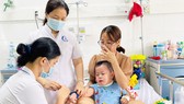 BS-CKI Nguyễn Thị Tường Diễm, Trưởng khoa Nhi, Bệnh viện quận 7 (TPHCM), thăm khám cho bệnh nhi chiều 12-5. Ảnh: QUANG HUY