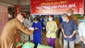 Đại đức Thích Minh Phước trao quà từ thiện đến người nghèo  ở tỉnh Tiền Giang