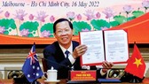 Chủ tịch UBND TPHCM Phan Văn Mãi vừa ký trực tuyến thỏa thuận thiết lập quan hệ hữu nghị và hợp tác giữa UBND TPHCM  và Chính quyền bang Victoria, Australia. Ảnh: VIỆT DŨNG