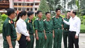 Đồng chí Nguyễn Hồ Hải thăm hỏi tân binh tại Sư đoàn 9
