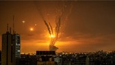 Các tên lửa bắn vào Israel và phản ứng đánh chặn từ hệ thống phòng thủ tên lửa Vòm Sắt của Israel tại Gaza. Ảnh: Getty Images