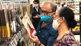 Người tiêu dùng mua sắm tại một siêu thị Finelife khu vực TPHCM