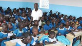 Một lớp học dành cho trẻ em những gia đình phải rời bỏ nhà cửa đi lánh nạn tại Cameroon. Nguồn: UN News