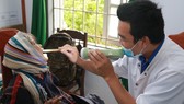 Các bác sĩ trẻ Bệnh viện Trung ương Huế khám bệnh cho đồng bào  tại xã Hồng Bắc, huyện A Lưới, tỉnh Thừa Thiên - Huế