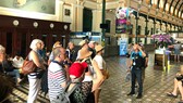Đoàn du khách Australia tham quan Bưu điện Trung tâm TPHCM