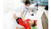 Bác sĩ  BV Nhi Trung ương thăm khám cho một bệnh nhi bị ngộ độc vitamin