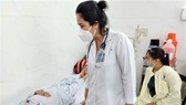 BS-CKII Nguyễn Thị Mây Hồng, Bệnh viện Thống Nhất, thăm khám cho bệnh nhân đái tháo đường