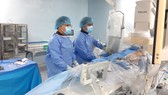 Các bác sĩ Bệnh viện huyện Bình Chánh can thiệp tim mạch cho bệnh nhân