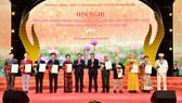 Bí thư Thành ủy Hà Nội Đinh Tiến Dũng và Chủ tịch UBND TP Hà Nội Trần Sỹ Thanh trao tặng danh hiệu Công dân Thủ đô ưu tú năm 2022 cho 10 cá nhân. Nguồn: dangcongsan