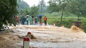  Nhiều tuyến đường, ngầm tràn tại huyện miền núi Hướng Hóa (tỉnh Quảng Trị) ngập sâu, gây ách tác giao thông. Ảnh: NGUYỄN HOÀNG