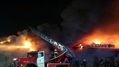 Lực lượng cứu hỏa tìm cách khống chế đám cháy ở thành phố Kostroma của Nga ngày 5-11. Ảnh: REUTERS